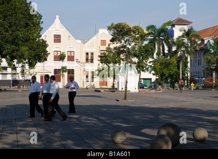 Indonesien Java Insel Jakarata Batavia Taman Fatahillah Ansicht mit traditionellen niederländischen Fassaden und Männer über den Platz Stockfoto