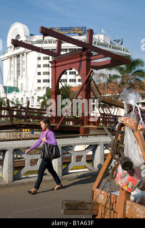 Indonesien Java Insel Jakarata Batavia Hühnermarkt Zugbrücke Ansicht mit Batavia Hotel in bkgd Stockfoto