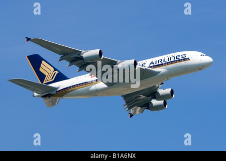 Airbus A380 von Singapore Airlines Klettern vom Flughafen Heathrow betrieben Stockfoto