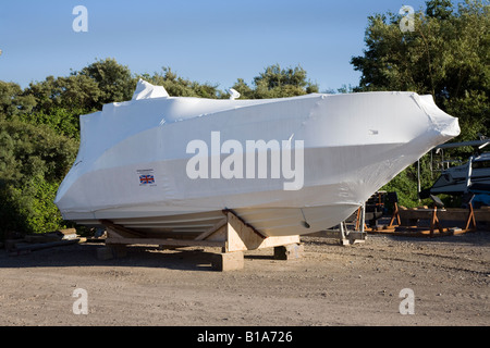 Heissgesiegelt weiße schrumpfen eingewickelt Kunststoff Schutz neues Boot versandbereit Stockfoto