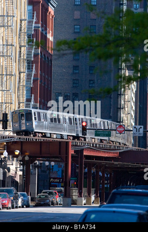 Die Chicago Transit Authority Green Line El Zug Kurven durch den Stadtteil South Loop. Stockfoto