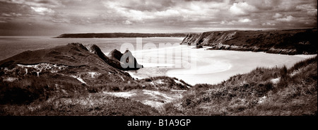 Dieses Panorama blickt auf drei Klippen auf der linken Seite, Tor auf der rechten Seite und schließlich Oxwich im Hintergrund Stockfoto