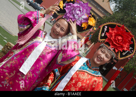 Junge Frauen gekleidet in traditionellen Kostümen posieren für Bilder, Peking, China Stockfoto