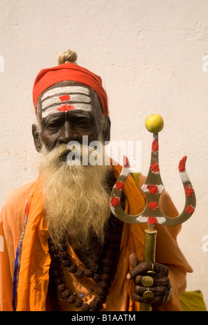 Ein wanderndes Sadhu in Kerala, Indien. Ein Anhänger von Shiva, der Mann trägt einen Dreizack, ein Symbol des Shiva. Stockfoto