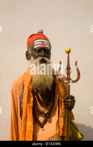 Ein wanderndes Sadhu in Kerala, Indien. Ein Anhänger von Shiva, der Mann trägt einen Dreizack, ein Symbol des Shiva. Stockfoto