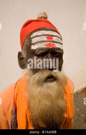 Ein wanderndes Sadhu in Kerala, Indien. Ein Anhänger von Shiva, der Mann hat drei Streifen, Symbol für Gott, auf der Stirn. Stockfoto