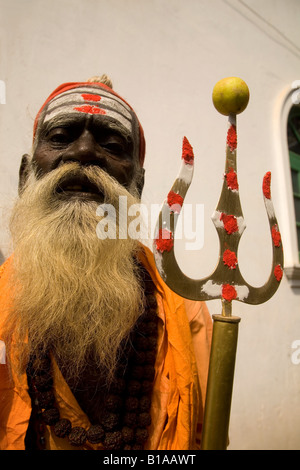 Ein wanderndes Sadhu in Kerala, Indien. Ein Anhänger von Shiva, der Mann trägt einen Dreizack. Stockfoto