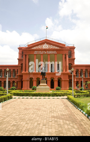 Die rote Graeco-Römischen Fassade des Attara Kacheri, staatliche High Court in Bangalore, Karnataka. Stockfoto