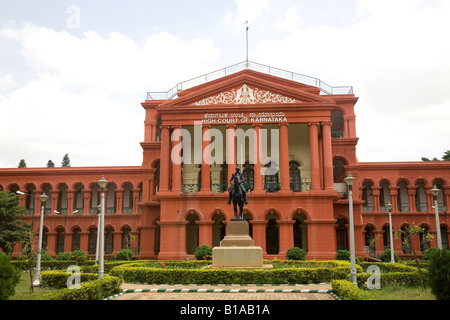 Die rote Graeco-Römischen Fassade des Attara Kacheri, staatliche High Court in Bangalore, Karnataka. Stockfoto