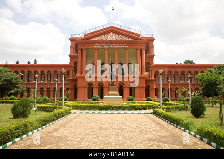 Die rote Graeco-Römischen Fassade des Attara Kacheri, staatliche High Court in Bangalore, Karnataka. Stockfoto