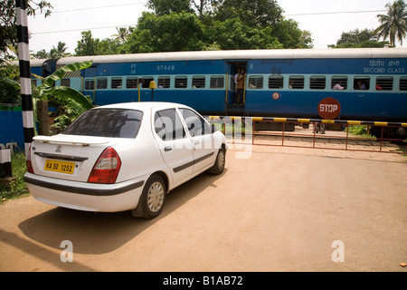 Ein Auto wartet an einem Bahnübergang in der Nähe von Alappuzha Beach in Kerala Indien. Stockfoto