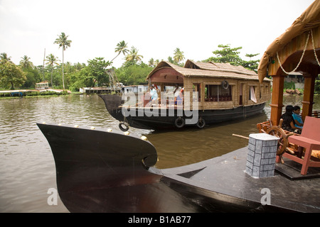 Ein Hausboot auf einem der Kanäle in der Nähe von Alappuzha in Kerala, Indien. Stockfoto