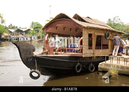 Ein Hausboot auf einem der Kanäle in der Nähe von Alappuzha in Kerala, Indien. Stockfoto