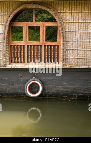 Das Fenster von einem Hausboot auf einem der Kanäle in der Nähe von Alappuzha in Kerala, Indien. Stockfoto