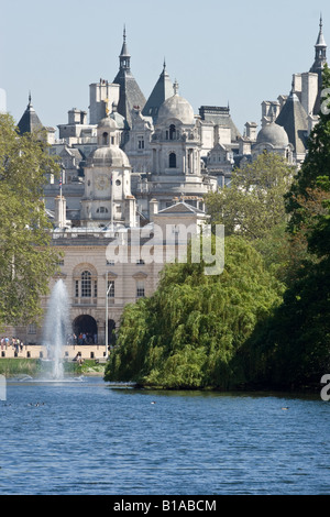 Die alten Admiralität vom St James Park an einem sonnigen Tag in London Stockfoto