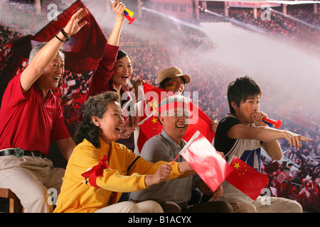 Publikum im Stadion jubelt Stockfoto