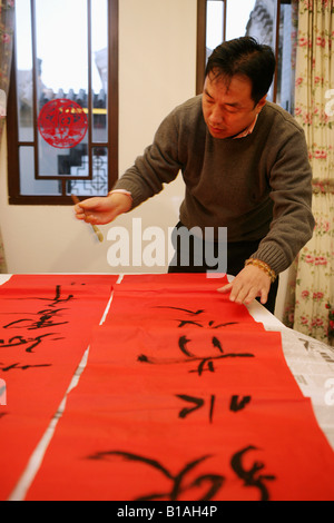 Chinesische Reifen Mann schreiben chinesische couplet Stockfoto
