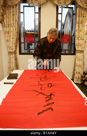 Chinesische Reifen Mann schreiben chinesische couplet Stockfoto