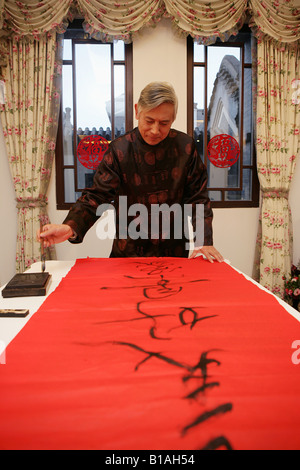 Chinesische Reifen Mann schreiben chinesische couplet Stockfoto