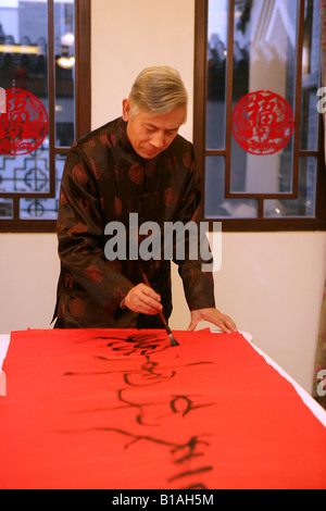 Chinesische Reifen Mann schreiben chinesische couplet Stockfoto