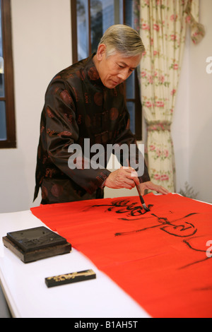 Chinesische Reifen Mann schreiben chinesische couplet Stockfoto