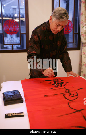 Chinesische Reifen Mann schreiben chinesische couplet Stockfoto