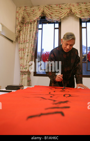 Chinesische Reifen Mann schreiben chinesische couplet Stockfoto