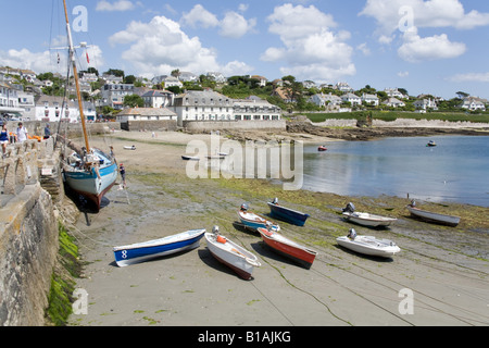 Ruderboote auf dem Sand am St Mawes Hafen, Cornwall, England. Stockfoto