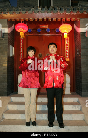 Chinesische Familie gestikulieren Empfang am Gate feiert Chinesisches Neujahr Stockfoto