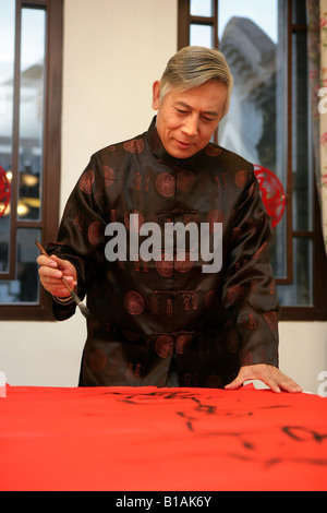 Chinesische Reifen Mann schreiben chinesische couplet Stockfoto