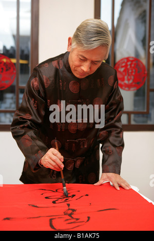 Chinesische Reifen Mann schreiben chinesische couplet Stockfoto