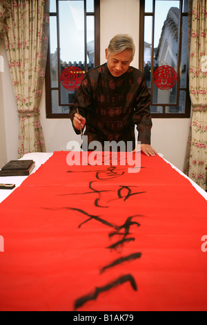 Chinesische Reifen Mann schreiben chinesische couplet Stockfoto