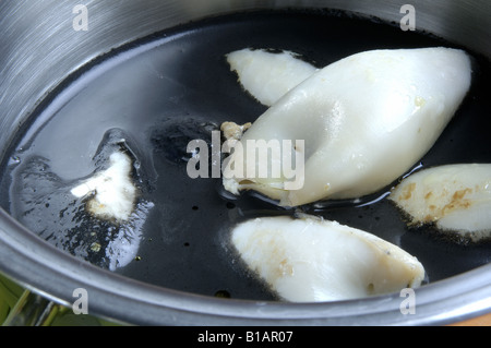 Schritt 3 kleine Tintenfische in Tinte-sauce Stockfoto