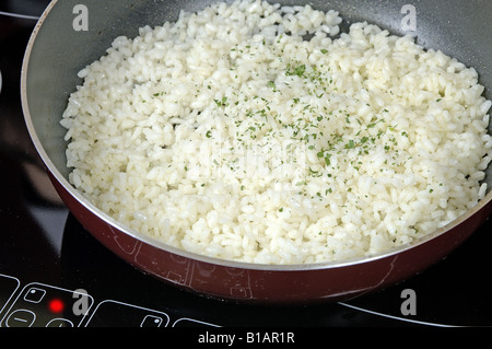 Schritt 4 kleine Tintenfische in Tinte-sauce Stockfoto