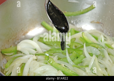 Schritt 2 kleine Tintenfische in Tinte-sauce Stockfoto