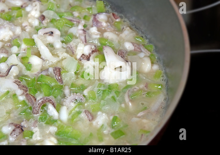 Schritt 1 Baby Tintenfisch in Tinte-sauce Stockfoto