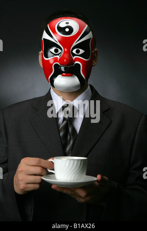 Chinesischer Geschäftsmann mit einer Oper-Maske Stockfoto