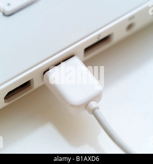 USB-Kabel eingesteckt Laptop, Nahaufnahme Stockfoto