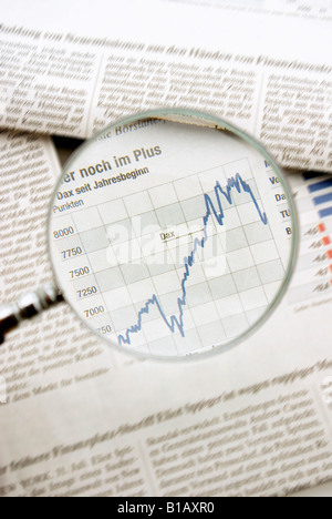 Anzeigen des Diagramms in Zeitung Trog Lupe, Nahaufnahme Stockfoto