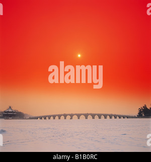 Sieben-Bogen-Brücke auf zugefrorenen See schneebedeckt im Summer Palace Stockfoto