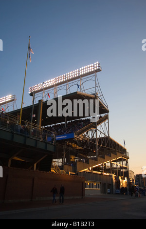 Wrigley Field in Chicago, Illinois als die Sonne untergeht. Stockfoto
