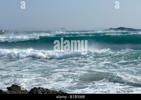 Wellen mit Wind geblasen Spray bricht am Strand in Paleochora Süd West Kreta Stockfoto