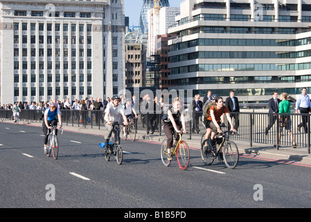 Radfahrer - Feierabendverkehr - London Bridge Stockfoto