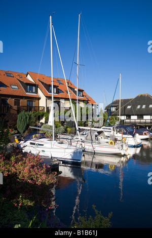 Hythe Marina Village in Hampshire UK an einem klaren noch Tag Stockfoto