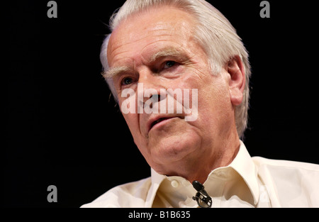 David Owen ehemaliger Politiker spricht über seine politischen Leben und Politik bei Hay Festival 2008 Heu auf Wye Powys Wales UK Stockfoto