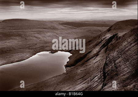 Dies ist eine Elveated Ansicht Blick hinunter auf die LLyn Y Fan Fawr Reservoir in den Black Mountains. Stockfoto