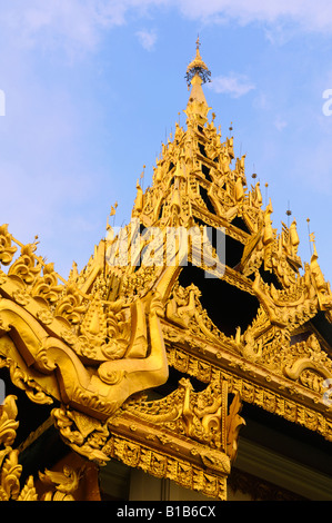 Turm der buddhistischen Shwedagon-Pagode in Yangon, Myanmar 10. Mai 2008 Stockfoto