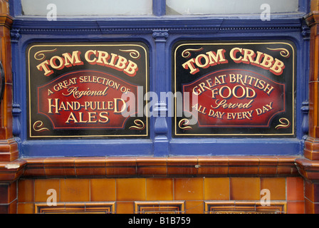 Nahaufnahme von zwei Zeichen, die auf äußere Tom Cribb Kneipe in Panton Street, London, England Stockfoto