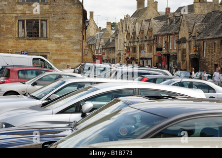 Geparkte Autos in der Mitte von den Cotswold Dorf von Chipping Campden in Gloucestershire, Großbritannien Stockfoto