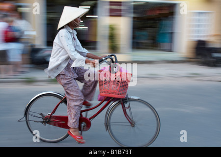 Frau auf einem Fahrrad, Hoi an, Vietnam Stockfoto